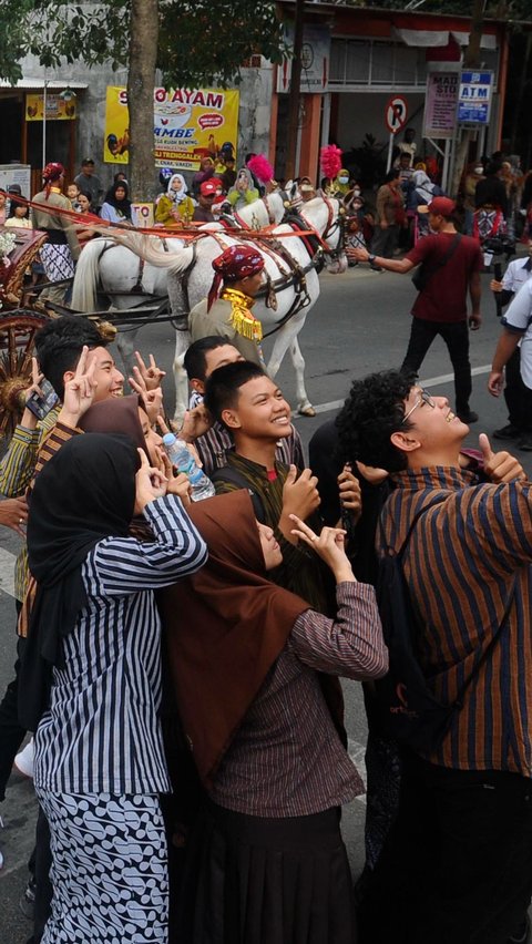 Antusiasme mereka juga terlihat saat mengambil foto selfie di depan pawai Kirab Pusaka di Kota Trenggalek.