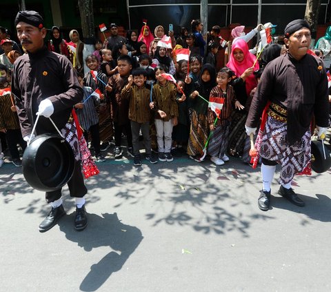 Reaksi anak-anak juga tampak antusias menyaksikan kegiatan Kirab Pusaka yang berlangsung di sebuah jalan raya yang sibuk di Kota Trenggalek, Jawa Timur, Kamis (31/9/2023).