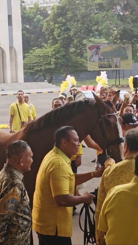 Airlangga Beri Kuda Cokelat ke Prabowo, Ini Maknanya<br>