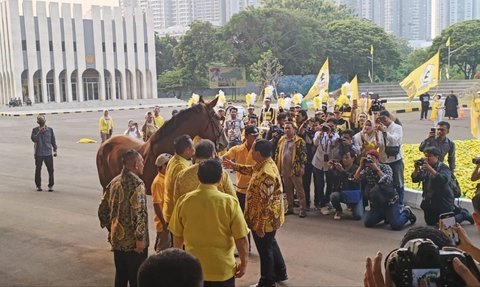 Airlangga Beri Kuda Cokelat ke Prabowo, Ini Maknanya
