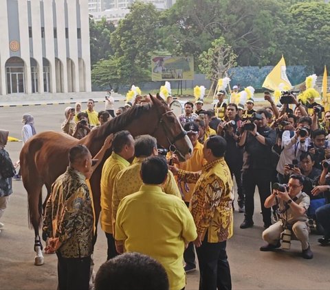 Airlangga Beri Kuda Cokelat ke Prabowo, Ini Maknanya