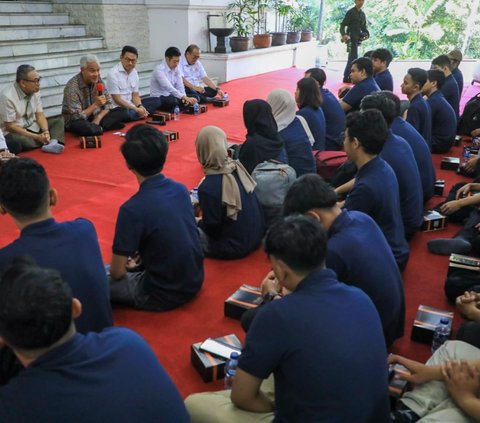 Gubernur Jawa Tengah Ganjar Pranowo menggandeng Kamar Dagang dan Industri Indonesia (KADIN) Indonesia melepas 34 mahasiswa ke Republik Ceko untuk magang perusahaan.