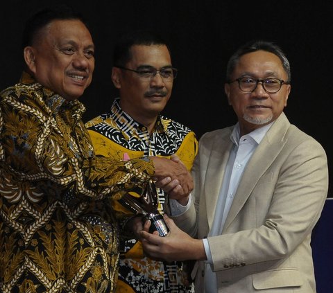 Pada ajang Merdeka Awards 2023, Gubernur Sulawesi Utara, Olly Dondokambey meraih penghargaan program penguatan ekspor daerah.<br><br>Trofi penghargaan itu diberikan langsung oleh Menteri Perdagangan Zulkifli Hasan.