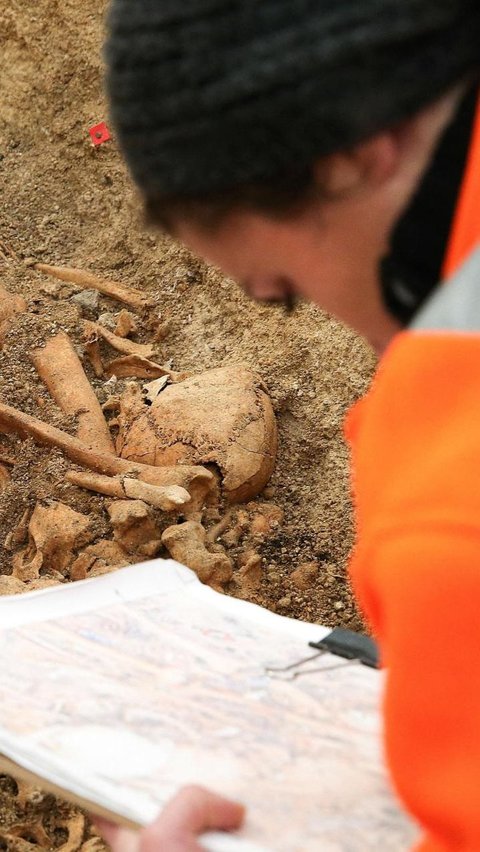 Temuan desa kuno ini dimulai ketika parit digali untuk pemasangan palisade di komune Val-des-Marais, sekitar 136 kilometer dari Paris. Pagar prasejarah ini melingkari sebuah bukit dengan luas perkiraan satu hektar, menurut penilaian arkeologis.