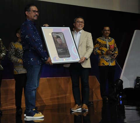 CEO Kapan Lagi Youniverse (KLY) Steve Christian (kiri) memberikan tampilan wajah baru merdeka.com kepada Menteri Perdagangan Zulkifli Hasan pada ajang Merdeka Award 2023 di SCTV Tower, Jakarta, Rabu (30/8/2023). <br>