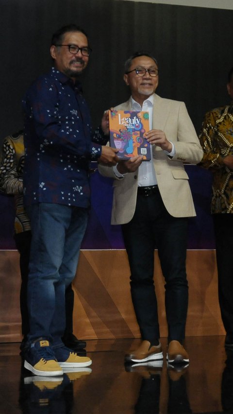 Di kesempatan yang sama, CEO Kapan Lagi Youniverse (KLY) Steve Christian juga memberikan buku merdeka.com vol. 8 kepada Mendag Zulkifli Hasan pada ajang Merdeka Award 2023.