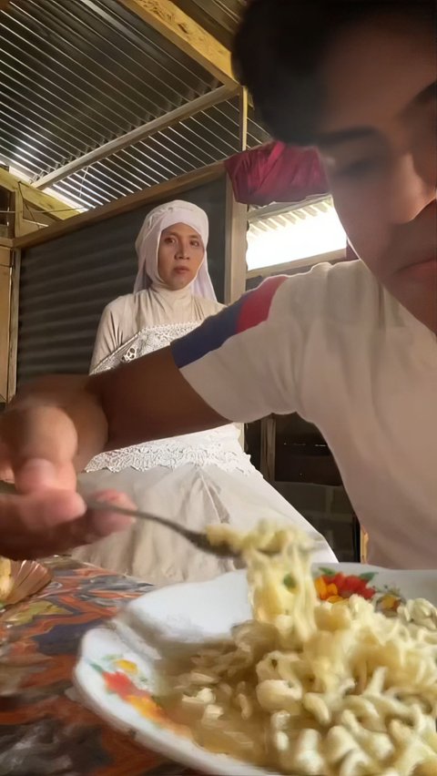 Istri Capek-Capek Masak Masih Pakai Baju Pengantin, Suami Malah Pilih Beli Mi Instant