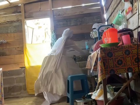 Wife Exhausted from Cooking Still Wears Wedding Dress, Husband Chooses to Buy Instant Noodles Instead