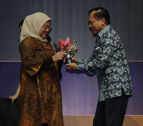 Selain itu, ada Menteri Ketenagakerjaan Ida Fauziyah yang juga menerima penghargaan kategori Program Inovatif untuk Negeri dari Direktur SCM Imam Sudjarwo (kanan) pada acara Merdeka Award 2023 di SCTV Tower, Jakarta<br>Rabu (30/8/2023).