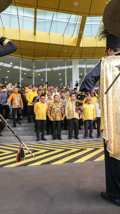 Kedatangan Prabowo Subianto di kantor DPP Partai Golkar disambut dengan iringan alat musik marching band.