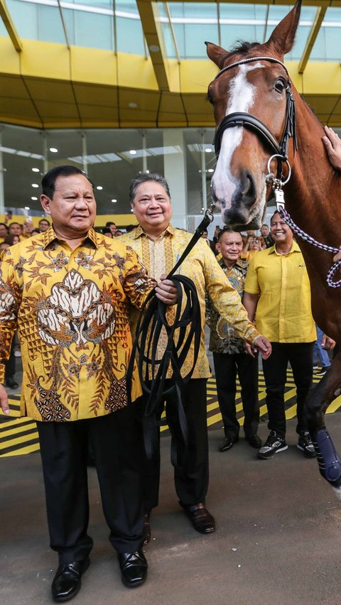 Reaksi Prabowo sempat antusias, mengingat dirinya adalah seorang yang mempunyai hobi berkuda.