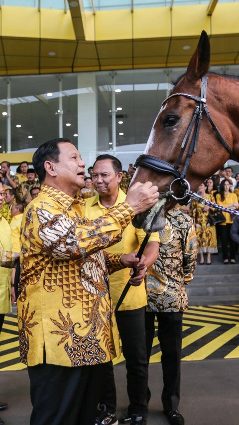 Sesekali Prabowo Subianto juga terlihat memeriksa kondisi kuda.