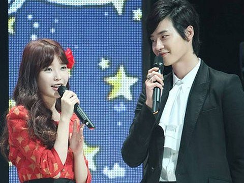 7. IU dan Lee Jong Suk