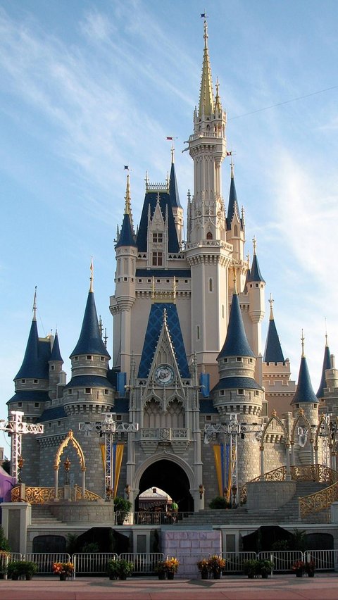 1. Disney World di Florida dan California <br /><br />Taman bermain Disney World sempat menjadi salah satu wilayah yang dilarang untuk dilintasi pesawat terbang komersial. <br /><br />Namun, sejak tahun 2003, larangan sementara terbang di atas Disney diganti dengan larangan terbang di bawah ketinggian 3.000 kaki.
