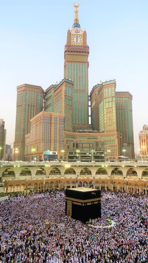 2. Ka'bah Mekkah <br /><br />Sebagai tanda penghormatan terhadap situs suci Agama Islam, maskapai penerbangan dilarangan memasuki area Mekah dan tidak diperbolehkan terbang di atas Ka'bah.