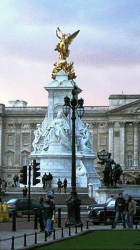 4. Istana Buckingham, Inggris <br /><br />Istana Buckingham ditetapkan sebagai salah satu zona larangan terbang.