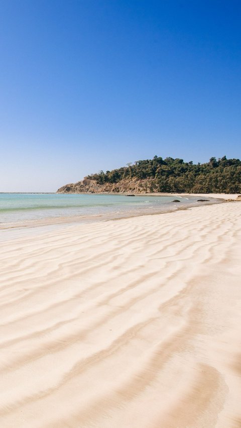 Ahli juga menemukan ada kesamaan bentuk dari ammoglif ini dengan pahatan gemonteris di dalam gua yang ditemukan di pesisir pantai seperti di Gua Blombos.