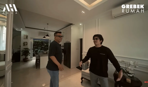 Abdel Achrian mengajak Atta ke bagian dalam rumahnya. Atta menyebut jika rumah Abdel seperti di hotel.