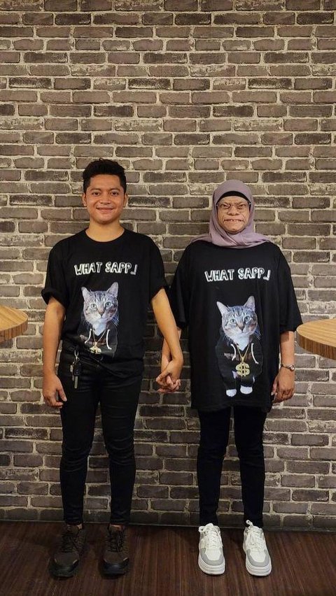 Seolah tak memedulikan penampilan Yuni, Rasyid tetap memperlakukan kekasihnya dengan romantis. Keduanya punya baju kembar bersama.