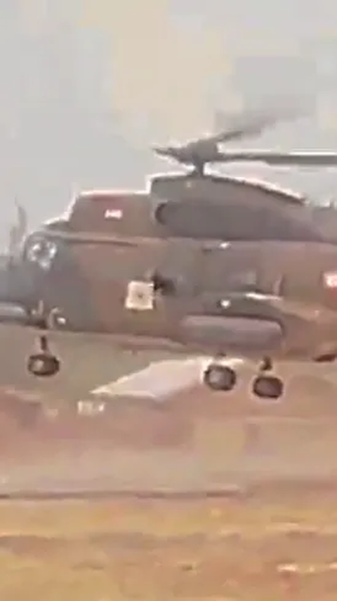 Terlihat dalam video, Presiden Soeharto datang menaiki helikopter tempur milik TNI Angkatan Udara.