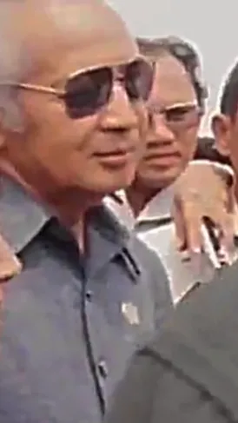 Kedatangan Presiden Soeharto bersama rombongan ini disambut hangat oleh para pengungsi.