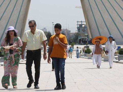 FOTO: Iran Tetapkan Libur Nasional 2 Hari karena Cuaca Panas Ekstrem, Suhunya 51 Derajat Celcius