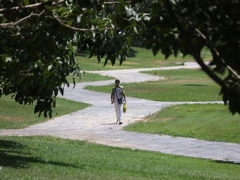 FOTO: Iran Tetapkan Libur Nasional 2 Hari karena Cuaca Panas Ekstrem, Suhunya 51 Derajat Celcius