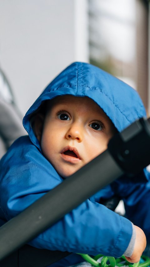 Cara mendidik anak laki-laki usia 2 tahun dapat dikatakan penuh tantangan. Sebab, anak di usia ini sedang aktif-aktifnya. <br /><br />Ada banyak hal yang ingin mereka coba, dan Anda sebagai orang tua juga wajib memfasilitasi serta mengajari mereka. <br /><br />Oleh karenanya, sangat penting bagi orang tua untuk tahu cara mendidik anak laki-laki usia 2 tahun dengan tepat agar si kecil tumbuh menjadi anak yang cerdas, cepat tanggap, dan kreatif.