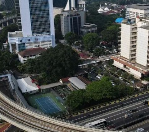 Polemik soal longspan LRT Jabodebek yang disebut salah desain ini pun mendapat tanggapan dari Presiden Jokowi. Ia lantas meminta agar orang-orang tidak mencari kesalahan dari LRT yang baru pertama kali dikerjakan itu.
