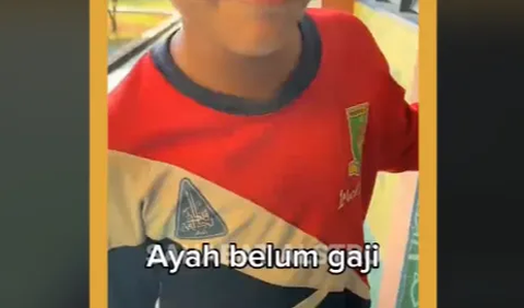 Namun siapa sangka, alasan sang anak tetap mengenakan sepatu rusak adalah karena sang ayah belum gajian. 