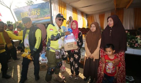 Dalam kesempatan itu, Gubernur Kalsel memberikan bantuan sebanyak Rp10 juta, sementara Kepala Disdikbud Kalsel turut membantu pembangunan sekolah senilai Rp5 juta.