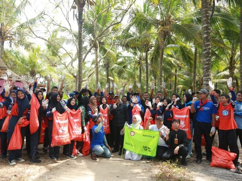 Banyuwangi Clean Up Day, Wabup Sugirah Bareng Ratusan Relawan Bersihkan Pantai Gumuk Kancil