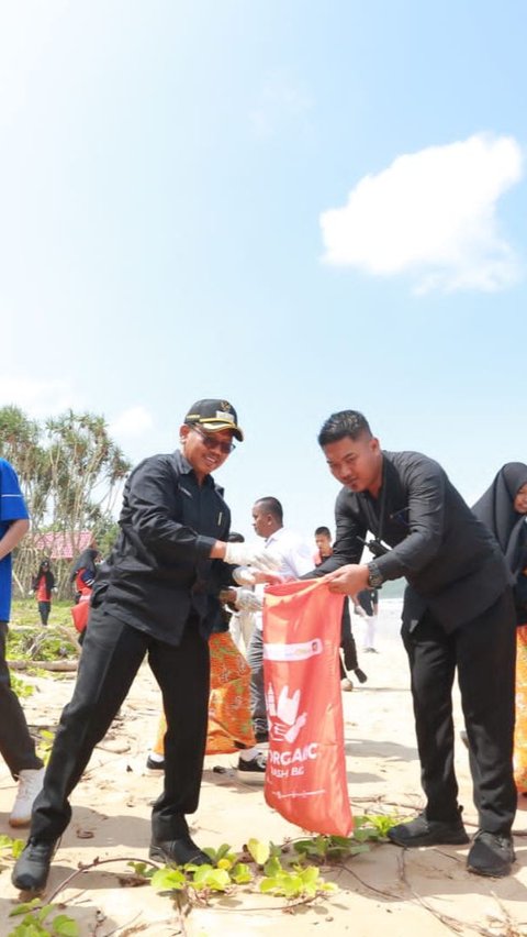 Banyuwangi Clean Up Day, Wabup Sugirah Bareng Ratusan Relawan Bersihkan Pantai Gumuk Kancil