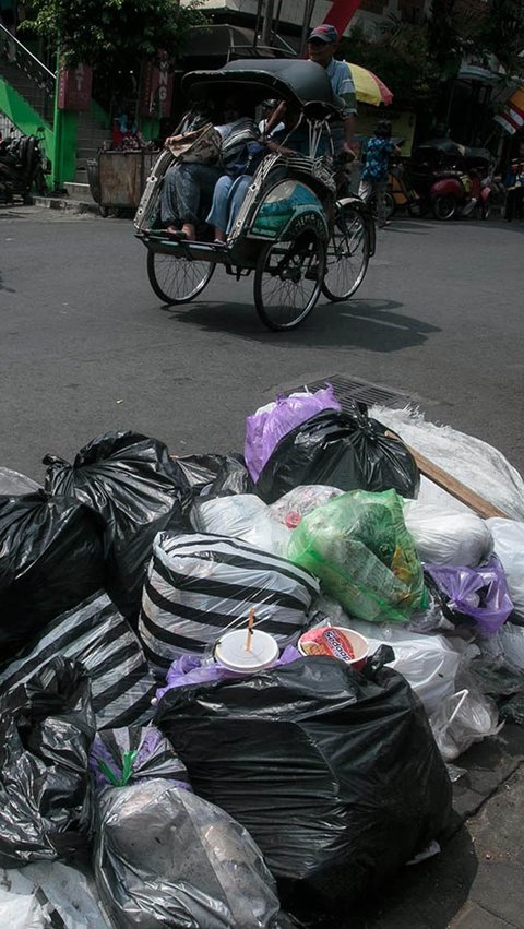Sampah-sampah yang terbungkus kantong plastik itu tampak menggunung di berbagai titik.