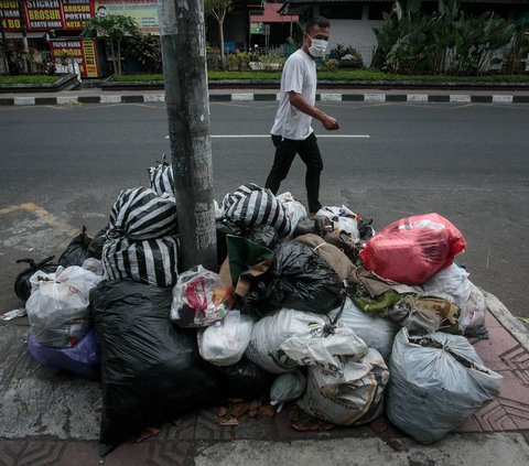 Daerah Istimewa Yogyakarta (DIY) menghadapi darurat sampah setelah Tempat Pembuangan Akhir (TPA) Piyungan ditutup sementara. <br /><br />Penutupan TPA tersebut membuat sampah menumpuk di mana-mana. Mulai dari trotoar, bahkan hampir menutupi jalan.