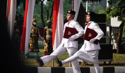 Pemasangan bendera merah tersebut dilakukan untuk memeriahkan HUT Kemerdekaan Indonesia yang bertepatan pada 17 Agustus 1945.