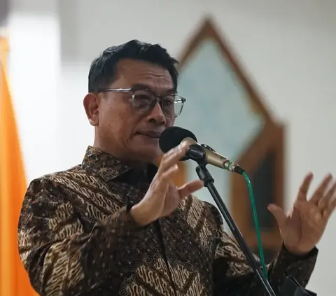 Kepala Staf Kepresidenan Moeldoko memperingati Rocky Gerung. Bagi eks Panglima TNI itu ucapan Rocky kasar menyerang Presiden Jokowi.