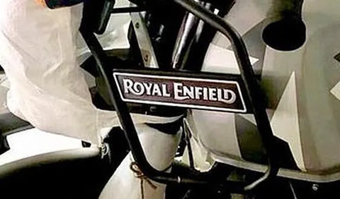 Pelaksana Seksi Tempat Penimbunan KPU Bea Cukai Tanjung Priok, Yayan Yuliandi Yunahar menyampaikan 60 unit sepeda motor Royal Enfield tersebut merupakan barang tegahan.