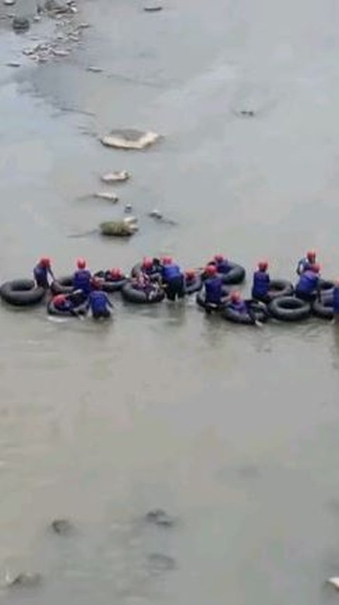 Sebelum terjun ke River Tubing, para peserta diharuskan mengenakan baju pelampung dan helm serta sepatu air berbahan karet demi keselamatan.