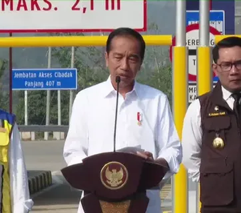 Presiden Jokowi hari ini meresmikan jalan tol Ciawi-Sukabumi ruas Cigombong-Cibadak. Saat peresmian, terlihat aksi kocak Menteri PUPR Basuki Hadimuljono dan Gubernur Ridwan Kamil.