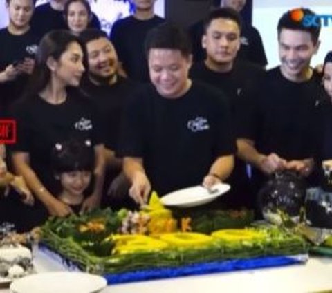 Ini momen tasyakuran 300 episode sinetron Takdir Cinta yang Kupilih. Tampak para pemain ikut hadir di acara ini. Mereka tampak memotong tumpeng nasi kuning.