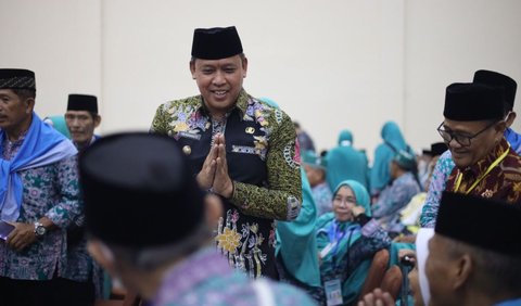 Plt Wali Kota Bekasi Tri Adhianto belum mengetahui pelantikannya sebagai Wali Kota definitif Bekasi. Menurut dia, masih ada beberapa tahapan administrasi yang harus dilaluinya.