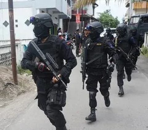 Densus 88 Antiteror menangkap 5 tersangka bom Polsek Astana Anyar Bandung, Jawa Barat. Kelima pelaku berinisial S alias SU, TN, PS dan R alias UD alias UA. Kelima tersangka ditangkap di sekitar Solo Raya.
