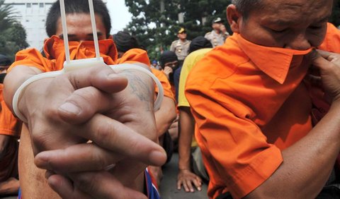 Dharma menambahkan berdasarkan penelusuran RM ternyata adalah residivis curanmor. RM pernah dua kali ditahan di Lapas Makassar pada tahun 2013 dan 2017.