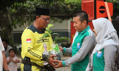 Hari Kedua Turdes, Gubernur Kalsel Bagikan Bantuan Ke Desa Kuala Lupak