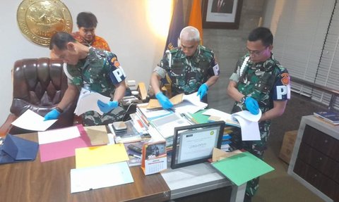 Potret KPK-TNI Akur, 7 Jam Geledah Kantor Basarnas Bareng-Bareng Bawa 2 Boks & 1 Koper