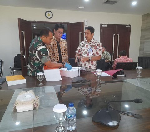 Potret KPK-TNI Akur, 7 Jam Geledah Kantor Basarnas Bareng-Bareng Bawa 2 Boks & 1 Koper