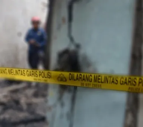 Sebelumnya, MNZ ditemukan tewas di kamar kosnya di Jalan Palakali, Kukusan, Beji Depok. Korban mengalami sejumlah luka tusukan. Pelaku diduga adalah kakak kelasnya yaitu AAB (23), mahasiswa FIB.