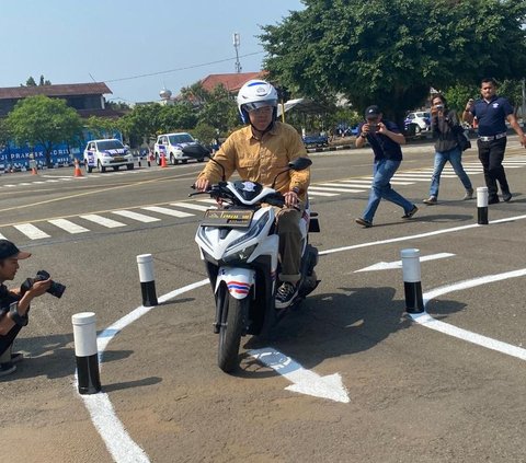 Polri meluncurkan lintasan baru untuk ujian SIM C. Lintasan baru dibuat lebih mudah dengan menghapus jalur anga 8 dan zig zag. Lintasan diubah menjadi jalur lurus, rintangan S dan jalur bercabang.