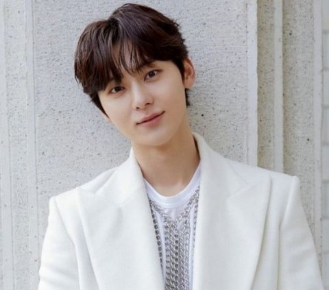 Hwang Min Hyun debut di industri hiburan Korea tahun 2012 sebagai member NU'EST. Namun pada 2017, empat member NU'EST termasuk Hwang Min Hyun berpartisipasi dalam program acara Produce 101 season kedua.